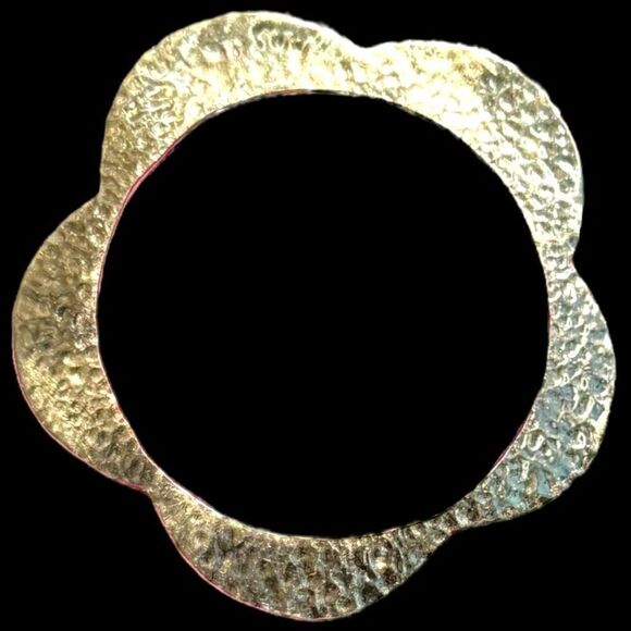 Charles Albert Alchemía Gold-Toned Hammered Texture Scalloped Edge Bangle Bracel - Picture 1 of 7